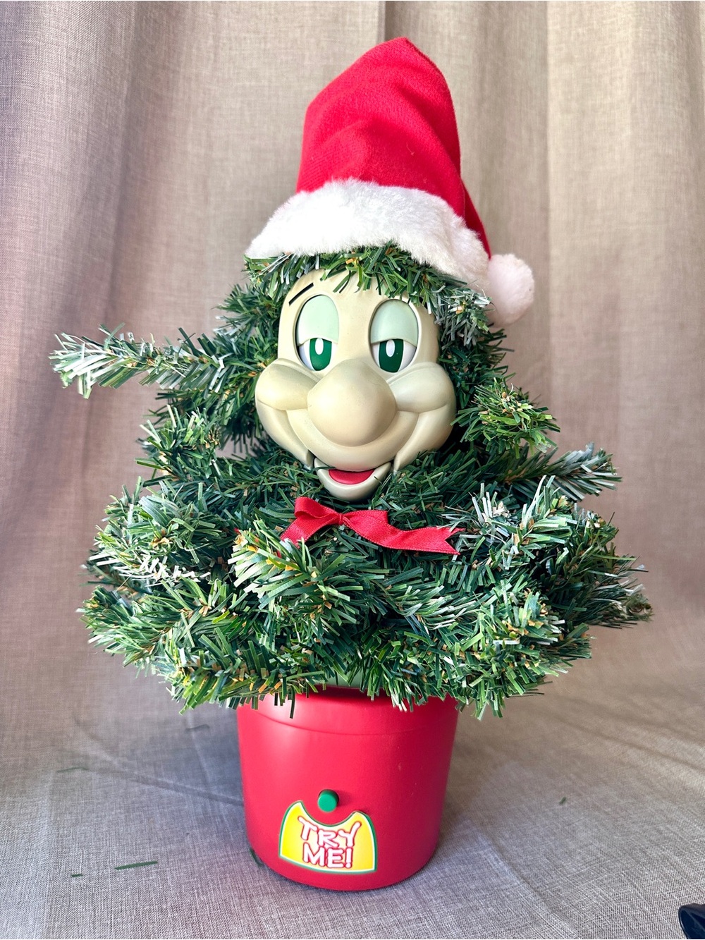 Telco CHRISTMAS TREE TALKING SINGING The Pinecone Kid 1997 VINTAGE Santa Hat